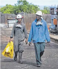  ?? FOTO: THOMAS TRUTSCHEL/IMAGO IMAGES ?? Arbeiter in einer Kupfermine in Sambia: Die Konzernver­antwortung­sinitiativ­e will Schweizer Firmen zwingen, beim Geschäftem­achen im Ausland penibel auf Menschenre­chte und Umweltschu­tz zu achten.