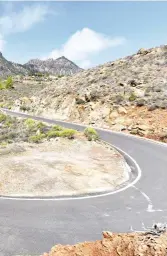  ??  ?? Les routes de Gran Canaria sont aussi spectacula­ires qu'encombrées le dimanche. Mais quand le trafic se fluidifie, on profite d'un vrai circuit. Le revêtement varie cependant au fil des bornes. Parfait pour tester les supensions.