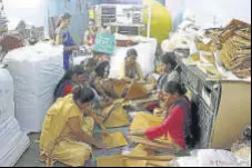  ??  ?? Women make paper bags at Ruksha Foundation in Ulhasnagar.
RISHIKESH CHOUDHARY/HT