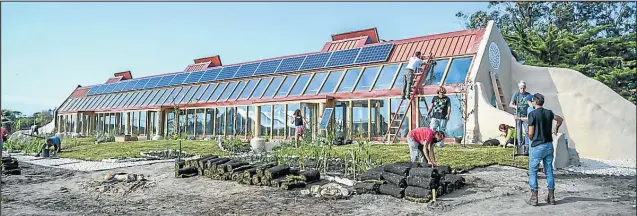  ?? FOTOS: GZA. PRENSA ?? CONSTRUIDA. CON LOS PANELES SOLARES, EN EL TECHO, LA ESCUELA TIENE AUTONOMIA ENERGETICA PARA CINCO DIAS. EL MANTENIMIE­NTO BASICO LO HACE LA COMUNIDAD.