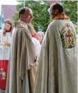  ?? Foto: Annemarie Wiedemann ?? Das Thomas Kreuz, Symbol der indi schen Christen, ist auf das Messgewand von Pater Joshi (rechts) gestickt. Links Pfarrer Martin Gall.