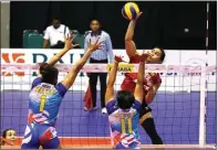  ?? ISWARA BAGUS/JAWA POS RADAR SOLO ?? ANDALAN: Aprilia Manganang (kanan) melepaskan spike pada Proliga 2017.