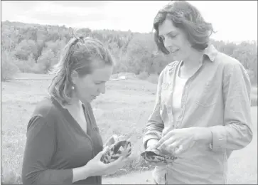  ?? ANN DAVIDSON ?? Mélanie Lelièvre, executive director of Appalachia­n Corridor, and Caroline Duguet, biologist, holding the preserved carapaces of two wood turtles while they explain the importance for all of us to help prevent mortality of turtle population­s during...