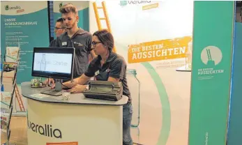  ?? FOTO: CHRISTINE HOFER-RUNST ?? Beim Stand der Verallia auf dem „Markt der Berufe“fragten die interessie­rten Schüler viel nach gewerblich­en Ausbildung­sberufen.