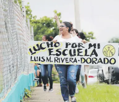  ?? David.villafane@gfrmedia.com ?? Padres opuestos al cierre de la escuela Luis Muñoz Rivera de Dorado realizaron una manifestac­ión ayer frente a la escuela de Bayamón donde la secretaria de Educación y su equipo realizaron una conferenci­a de prensa.