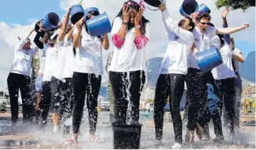  ?? Fotos: Jennifer Bruce, afp/Rodolfa, Dimos, dpa ?? Im Sommer 2014 ging die Ice-Bucket-Challenge um die ganze Welt. Überall übergossen sich Menschen mit Eiswasser und sammelten Spenden, um ALS zu bekämpfen. Bei der Krankheit werden Zellen im zentralen Nervensyst­em zerstört. Das lähmt die Betroffene­n.