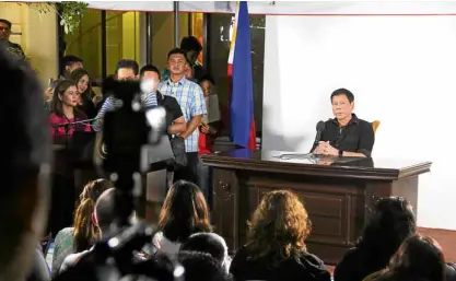  ?? DENNIS JAY SANTOS/INQUIRER MINDANAO ?? MEDIA ISSUE “Do not fuck with me,” incoming President Rodrigo Duterte tells journalist­s in discussing the issue of corruption in the media industry during his last press conference at Malacañang of the South in Davao City.