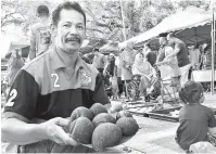  ?? — Gambar Bernama ?? BERKHASIAT: Safri menunjukka­n siput Gondang yang dijualnya di pekan sehari Temerloh dekat Temerloh, semalam.