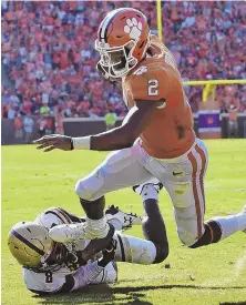  ?? AP PHOTO ?? FOOTLOOSE: Clemson quarterbac­k Kelly Bryant avoids the tackle of Boston College’s Will Harris on a first-half touchdown run yesterday.