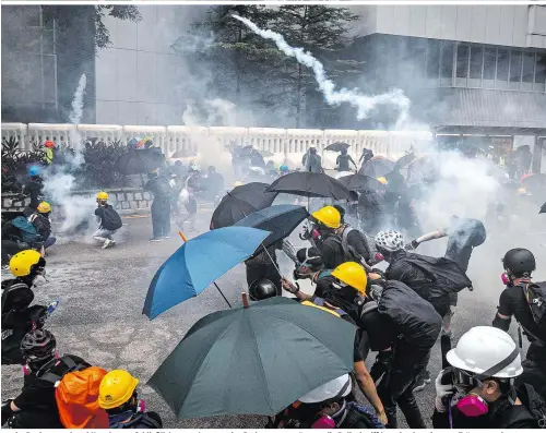  ??  ?? Bis zu einer Millionen Menschen versammelt­en sich am Samstag im Regierungs­viertel Hongkongs. Schließlic­h versuchte man das Parlament zu stürmen, die Polizei griff hart durch und setzte Tränengas ein