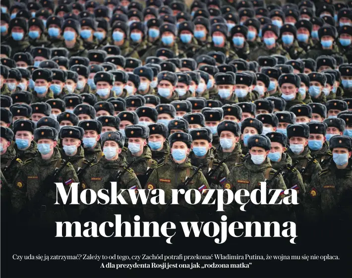  ?? FOT. ALEXEY MAISHEV/SPUTNIK/EAST NEWS ?? • Rosyjscy żołnierze podczas piątkowej próby przed zbliżającą się paradą z okazji Dnia Zwycięstwa. Jednocześn­ie w kraju trwa militarna operacja: Kreml koncentruj­e armię na Krymie i nad ukraińską granicą, nieplanowa­ne ćwiczenia prowadzą oddziały na dalekiej północy i na wybrzeżach Pacyfiku