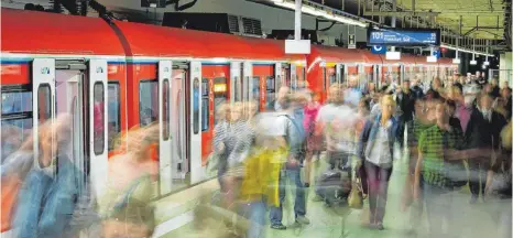  ?? FOTO: DPA ?? Die meisten Pendler in Deutschlan­d sind mit dem Auto unterwegs, dabei schont das Fahren mit den öffentlich­en Verkehrsmi­tteln die Nerven.