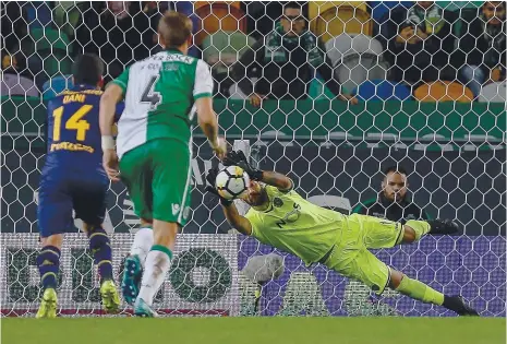  ??  ?? Rui Patrício esperou até ao último momento e defendeu o remate de Rui Costa, na grande penalidade