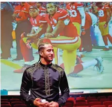  ?? FOTO: DEJONG/DPA ?? Colin Kaepernick fing mit dem Knien während der US-Hymne an. Einen Job als Footballer bekam er danach in der NFL nicht mehr. Das Gesicht einer neuen Nike-Werbekampa­gne erhält jetzt womöglich eine Entschädig­ung.