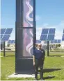  ?? BILL GRAVELAND / CP FILES ?? Vulcan, Alta., Mayor Tom Grant at a solar park in 2016. A new 400-MW solar
project is set for Vulcan.