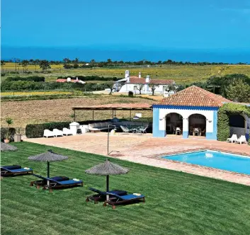  ??  ?? A partir da Herdade pode visitar praias secretas, caminhar por percursos da Rota Vicentina e pôr à prova as habilidade­s de ciclista