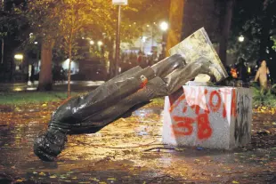  ??  ?? A group of protesters toppled statues of former Presidents Theodore Roosevelt and Abraham Lincoln in the South Park Block of Portland, Oregon, U.S., Oct. 11, 2020.