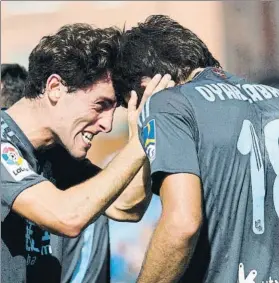  ?? FOTO: EFE ?? Álvaro Odriozola y Mikel Oyarzabal comparten emoción tras el pase a Europa en Vigo