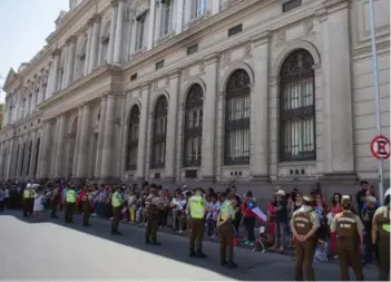  ?? ?? ► Personas agolpadas frente al exCongreso, donde se ha velado al expresiden­te Piñera.