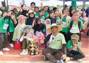  ??  ?? RUMAH HIJAU memecah tradisi dan mencipta kejutan muncul juara keseluruha­n Kejohanan Olahraga 2018 SK Sungai Nangka, Beluran bersama Sh Syafawe (depan, dua kanan).