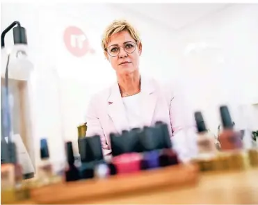  ?? RP-FOTO: ANDREAS BRETZ ?? Nicola Schröder eröffnete ihr Kosmetik-Studio vor drei Jahren – im März musste sie erstmals zumachen, jetzt kommt der zweite Lockdown. Mit ihren Kunden will sie in Kontakt bleiben.