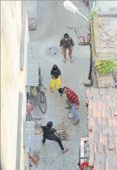  ?? SAMIR JANA / HT ?? KOLKATA: There’s even a gully version of football in Kolkata, where kids play the openfield game in a narrow alley, as here in the residentia­l area of College Street.