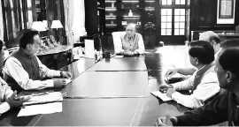  ?? PHOTO: PTI ?? Arun Jaitley ( centre) taking stock of work in the finance and corporate affairs ministries