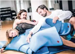  ??  ?? Anja Plonka, Jens Eike Krüger, Constantin Leonhard (v.l.) und viele Yoga-Matten. Die Künstler bei der Probe im Fitnessstu­dio.