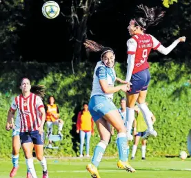  ?? CHIVAS FEMENIL ?? A cabezazos