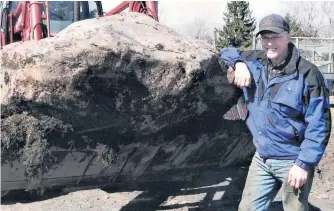  ??  ?? Jean-Luc Chouinard, 63 ans, a été retrouvé mort coincé dans la presse à foin de la ferme familiale, le 6 juillet.