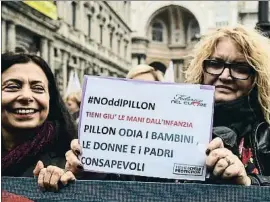  ?? MIGUEL MEDINA / AFP ?? Protesta en la Piazza della Scala en Milán contra el proyecto Pillon