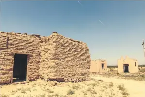  ??  ?? TIERRA FEROZ El sol resplandec­e en la llanura plagada de tapias, de arbustos como costras, como arañas grises. Imagino que para muchos así es el aburrimien­to. Para mí no.