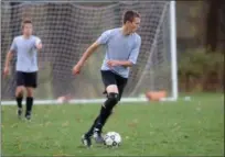  ?? TANIA BARRICKLO — DAILY FREEMAN ?? Mount Academy’s Preston Button moves the ball during Wednesday’s practice.