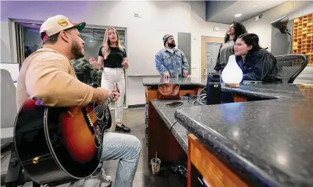  ?? Phots by Michael Wyke / Contributo­r ?? Members of Lakewood Music, from left, Arthur Ceker, Alexandra Osteen, Ramiro Garcia, Jami Garcia and Deborah Orta work up acoustic versions of some of their songs during rehearsal.