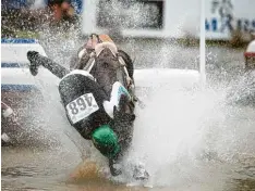  ?? Foto: imago ?? Reiter überholt Pferd: Der Australier William Levett steigt beim Cross Country un sanft ab. Reiter und Pferd überstande­n den Sturz unverletzt.