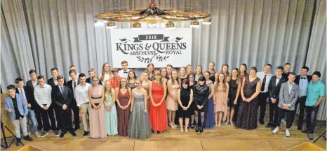  ?? FOTO: CARSTEN REINAERDTS ?? Nach dem Motto „Kings &amp; Queens – Abschluss royal“haben sich 42 Schüler aus der Eugen-Bolz-Schule verabschie­det.