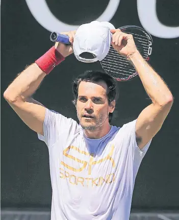  ?? FOTO: IMAGO ?? Tommy Haas hebt sein Markenzeic­hen, die umgedrehte Schirmmütz­e.