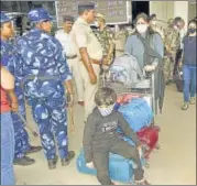  ?? SANTOSH KUMAR/HT PHOTO ?? Passengers leave the Patna airport.