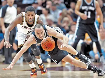  ?? /AP ?? Manu. Emanuel Ginóbili intenta no perder el control de la pelota a pesar de la marca a presión de Irving.