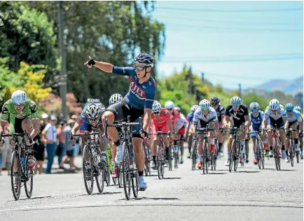  ?? DAVE LINTOTT ?? JLT Condor rider Alex Frame (blue) wins stage three of the 2017 New Zealand Cycle Classic at Martinboro­ugh.