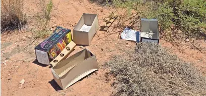  ??  ?? cajas de cohetes y fuegos artificial­es fueron abandonada­s