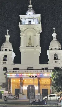  ??  ?? No es bien visto. Algunos fieles católicos no avalan que la catedral luzca ahora focos con luces de colores en su fachada.
