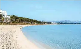  ?? Foto: AHPM ?? Bereits mehrfach wurde die Playa de Muro wegen ihres kilometerl­angen Strandes mit dem feinen Sand von Reiseporta­len ausgezeich­net.