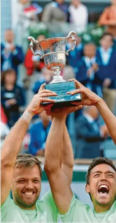  ?? Foto: Pavel Golovkin, dpa ?? Kevin Krawietz (links) und Andreas Mies nach dem größten Sieg ihrer Karriere. Bei den French Open holten sie den Titel im Doppel.