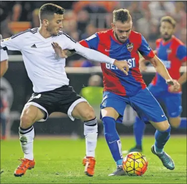  ??  ?? José Luis Gayà y Roger, en un derbi en Mestalla de hace tres temporadas.