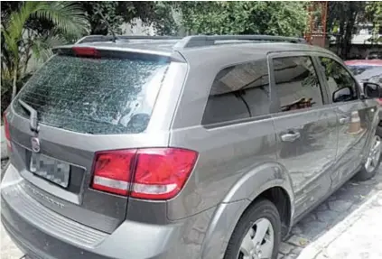  ??  ?? O carro em que estavam os turistas foi atingido por dois tiros: um atingiu Maria Esperanza no pescoço