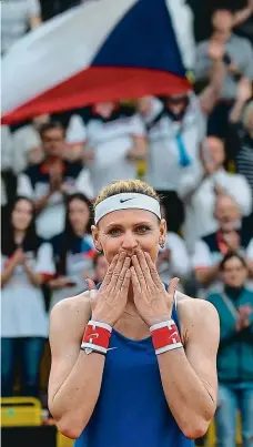  ?? Foto: ČTK ?? Premiéra na závěr
Lucie Šafářová si fedcupovou rozlučkou odbyla další reprezenta­ční metu: poprvé vyhrála za Česko čtyřhru.