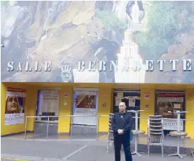  ??  ?? ...and in front of the moviehouse that screens permanentl­y the movie I Am Bernadette