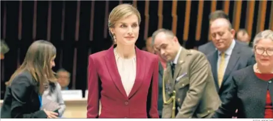  ?? FOTOS: AGENCIAS ?? Doña Letizia, durante una reunión celebrada en Ginebra con motivo de un encuentro con la Organizaci­ón Mundial de la Salud (OMS) en 2016.