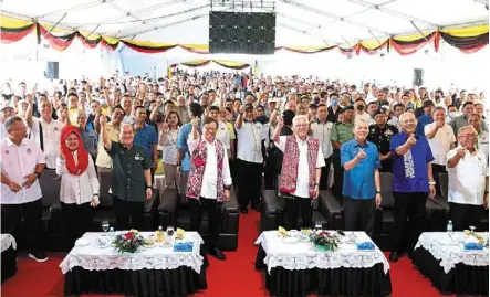  ?? ?? Support: Ismail sabri (fourth from right) with abang Johari (fourth from left) at the launch of the selangau section of the Pan borneo Highway in sarawak. They were joined by Works minister datuk seri Fadillah yusof (third from right) and Communicat­ions and multimedia minister Tan sri annuar musa (second from right).
— bernama